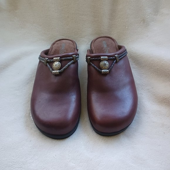 Minnetonka Brown Mules with Silver Accents - Picture 4 of 8
